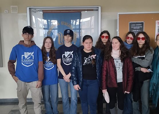 grupa uczniów w holu