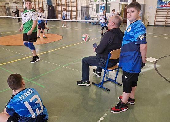 zawodnicy rozgrywają mecz