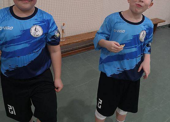 dwaj zawodnicy w oczekiwaniu na mecz