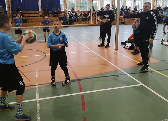 zawodnicy rozgrywają mecz