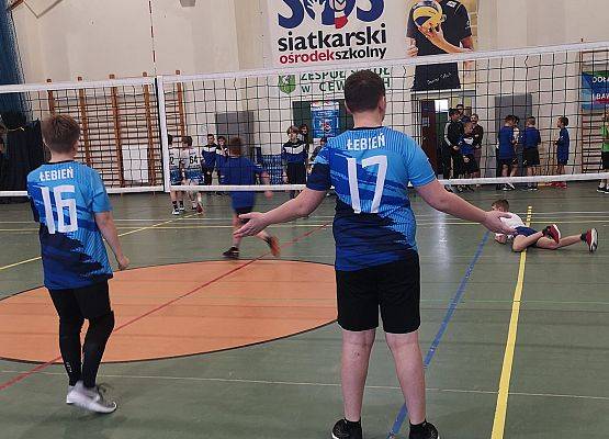 zawodnicy rozgrywają mecz