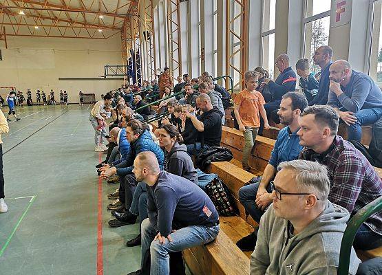 kibice oglądają mecz