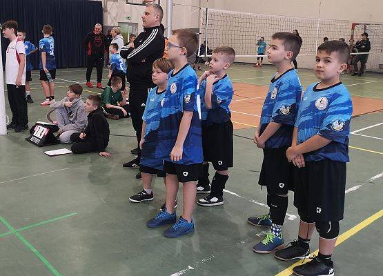 zawodnicy z trenerem