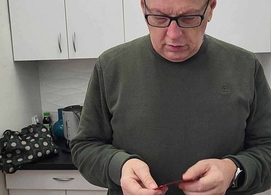 dyrektor ogląda otrzymane serduszko z naisem