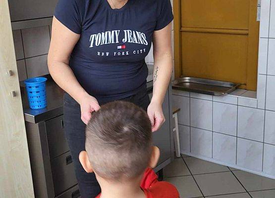 chłopiec wręcza serduszko z napisem