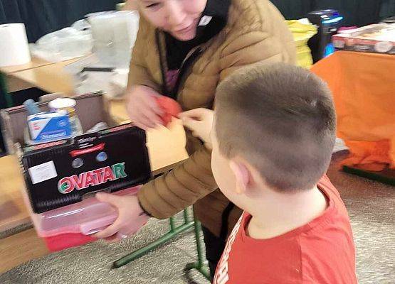 chłopiec wręcza serduszko z napisem