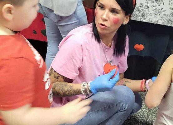 chłopiec wręcza serduszko z napisem