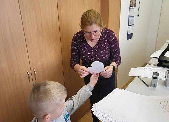 chłopiec wręcza serduszko z napisem