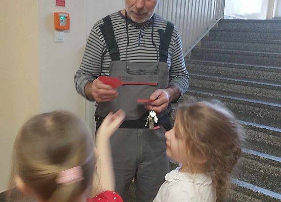 dziewczynka wręcza serduszko z napisem