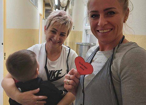 dziecko wręcza serduszko z napisem