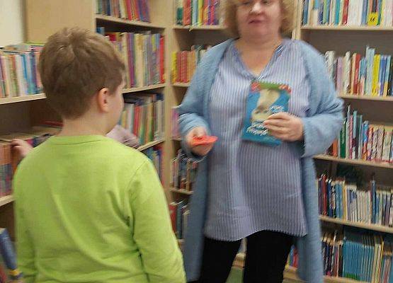 chłopiec wręcza serduszko z napisem