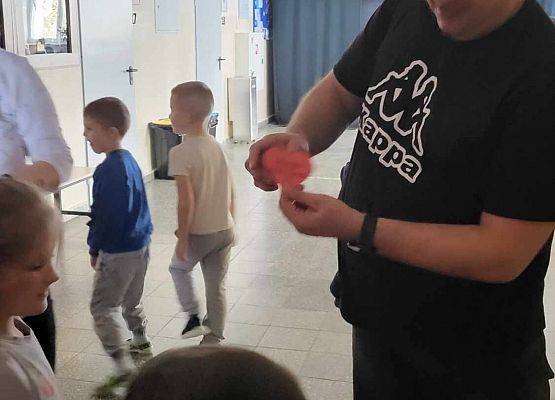 chłopiec wręcza serduszko z napisem