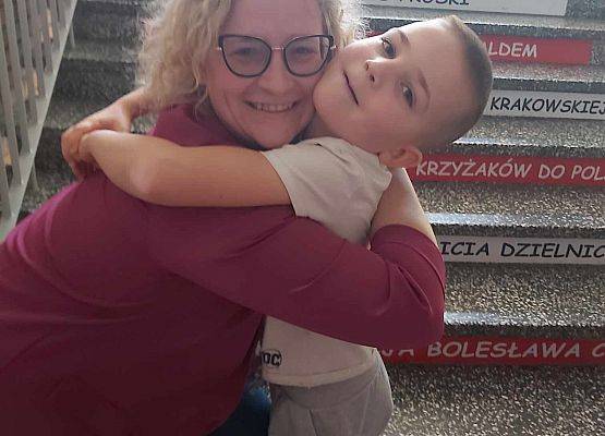 chłopiec wręcza serduszko z napisem