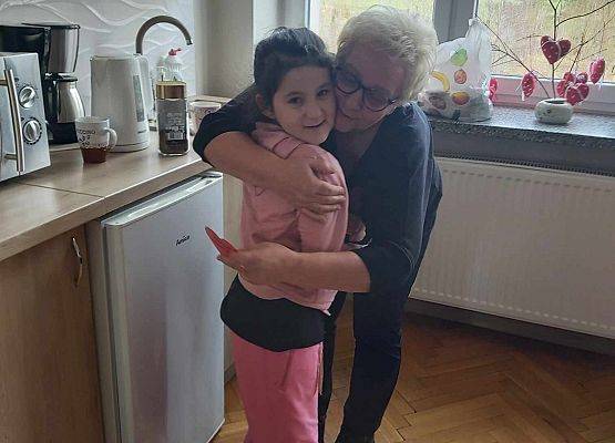 chłopiec wręcza serduszko z napisem