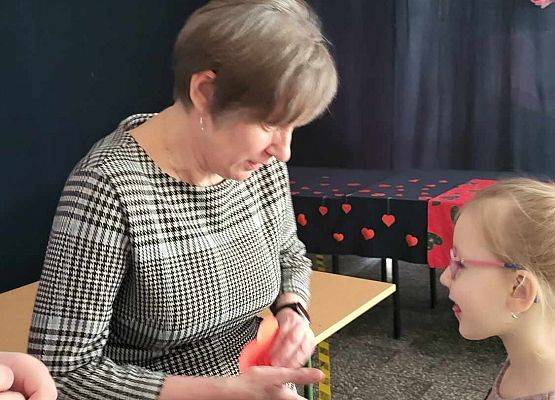 chłopiec wręcza serduszko z napisem