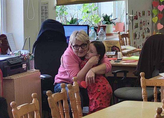 chłopiec wręcza serduszko z napisem