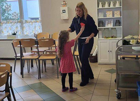 chłopiec wręcza serduszko z napisem