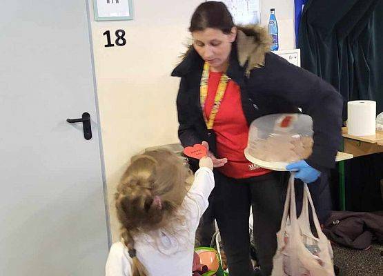 chłopiec wręcza serduszko z napisem