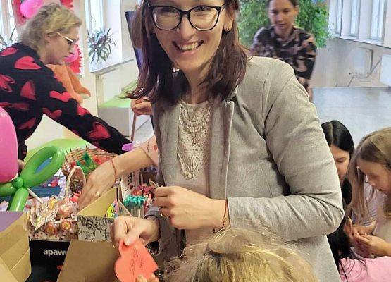 chłopiec wręcza serduszko z napisem