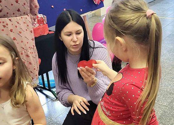 chłopiec wręcza serduszko z napisem