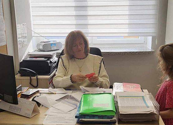 chłopiec wręcza serduszko z napisem