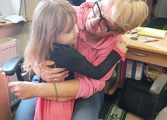 chłopiec wręcza serduszko z napisem