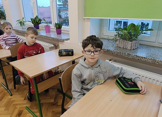 uczestnicy konkursu siedzą przy stolikach