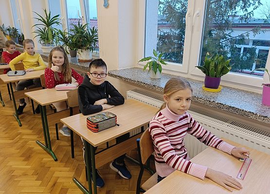 uczestnicy konkursu siedzą przy stolikach