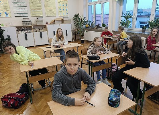 uczestnicy konkursu siedzą przy stolikach