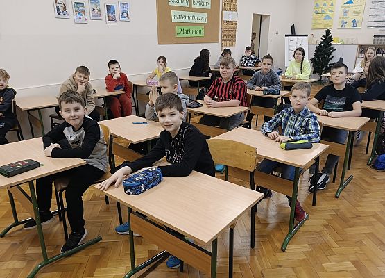 uczestnicy konkursu siedzą przy stolikach