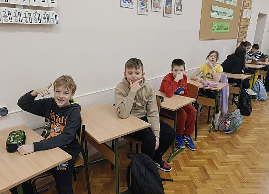 uczestnicy konkursu siedzą przy stolikach