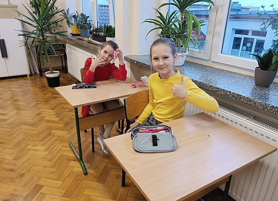 uczestnicy konkursu siedzą przy stolikach