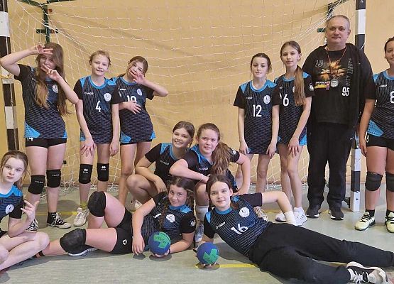 zawodniczki z trenerem