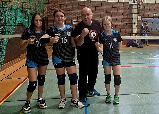 zawodniczki z trenerem