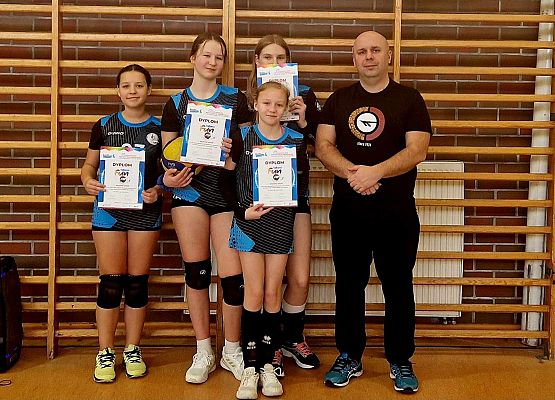 zawodniczki z trenerem