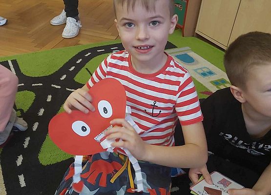 chłopiec trzyma walentynkowe serce