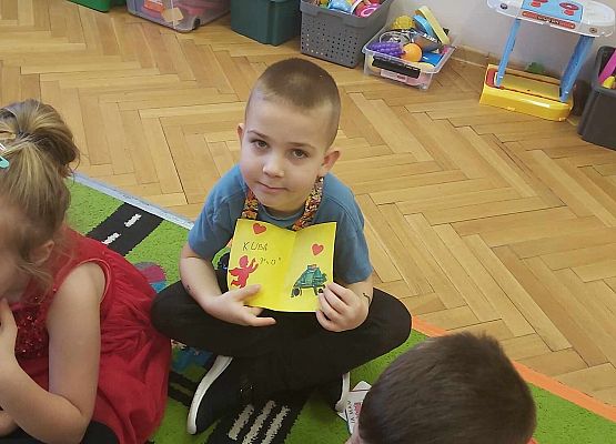 chłopiec prezentuje kartkę walentynkową
