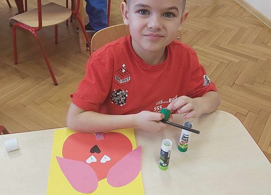 chłopiec wykonuje pracę plastyczną