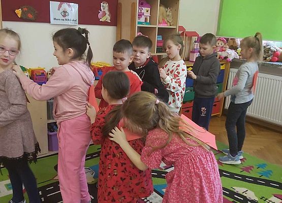 dzieci podczas zabawy