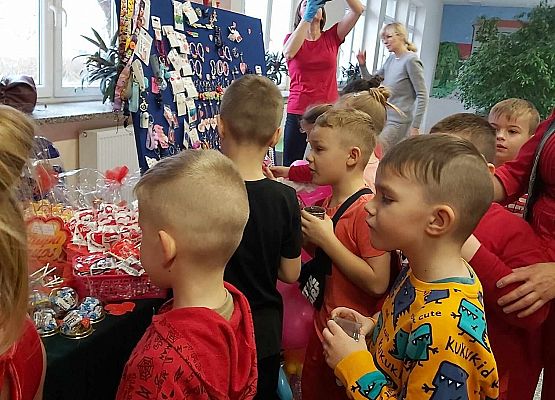 dzieci na walentynkowym kiermaszu