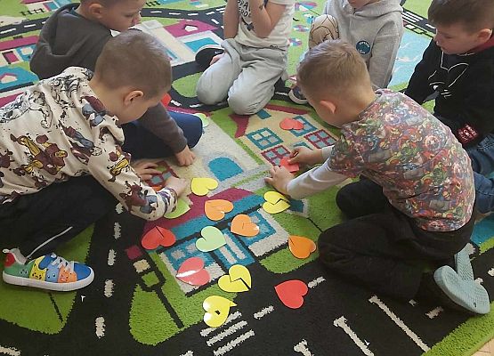 dzieci bawią się na dywanie