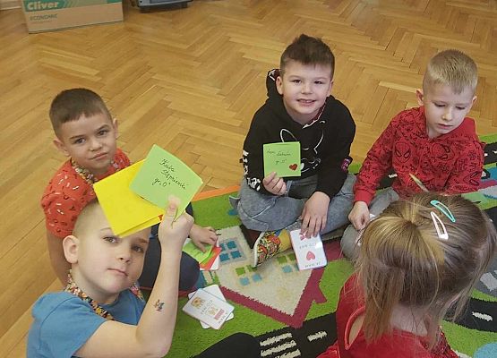 dzieci pokazują otrzymane kartki walentynkowe