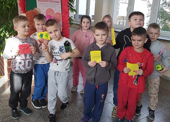 dzieci stoją przed walentynkową skrzynką