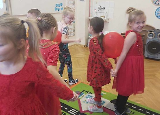 dziewczynki tańczą z balonami