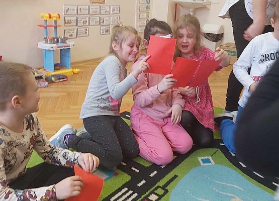 dzieci oglądająą walentynkowe kartki