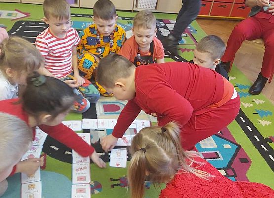 dzieci układają walentynkowe domino