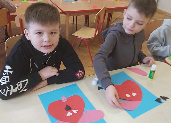 dzieci wykonują prace plastyczne