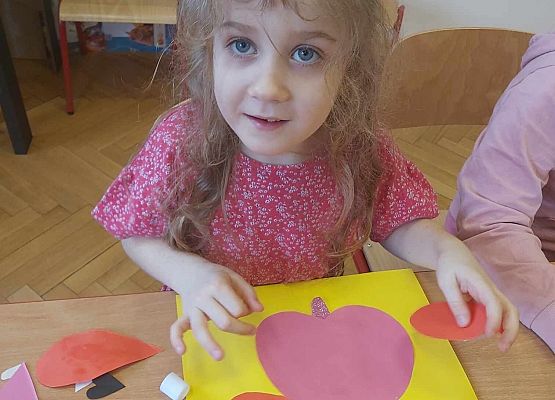 dziewczynka robi pracę plastyczną