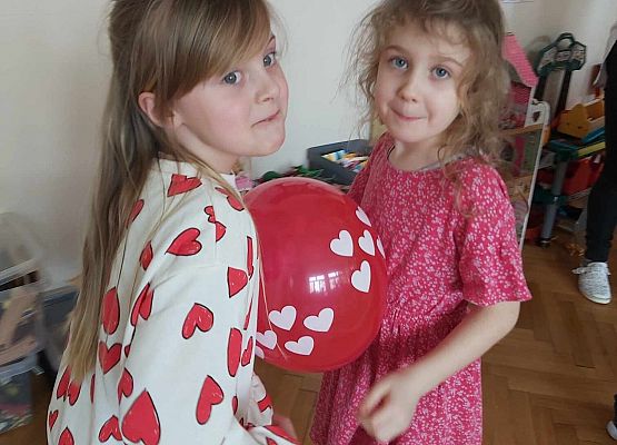 dziewczynki tańczą z balonem