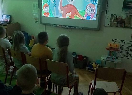 dzieci oglądają prezentację multimedialną